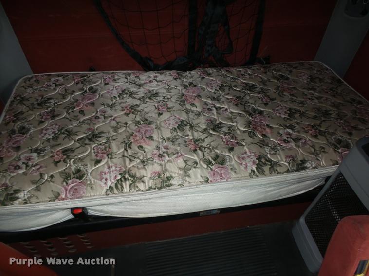 image for item DA0668 2006 Freightliner Columbia CL120 semi truck