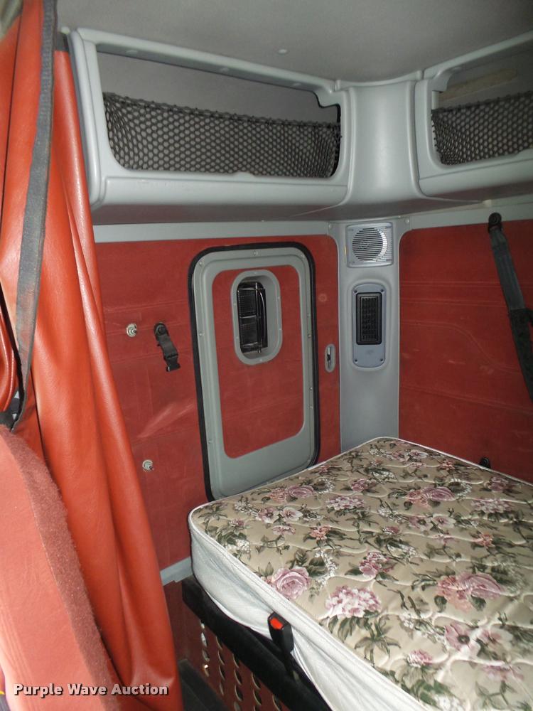 image for item DA0668 2006 Freightliner Columbia CL120 semi truck