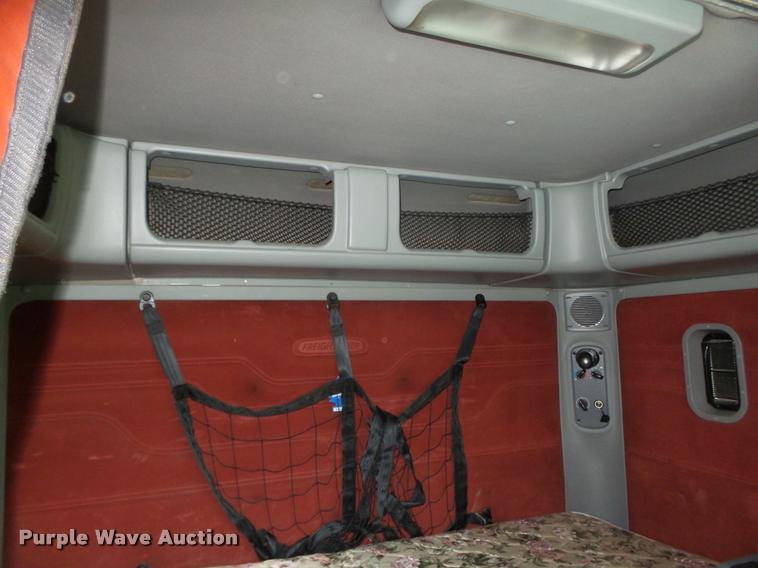 image for item DA0668 2006 Freightliner Columbia CL120 semi truck