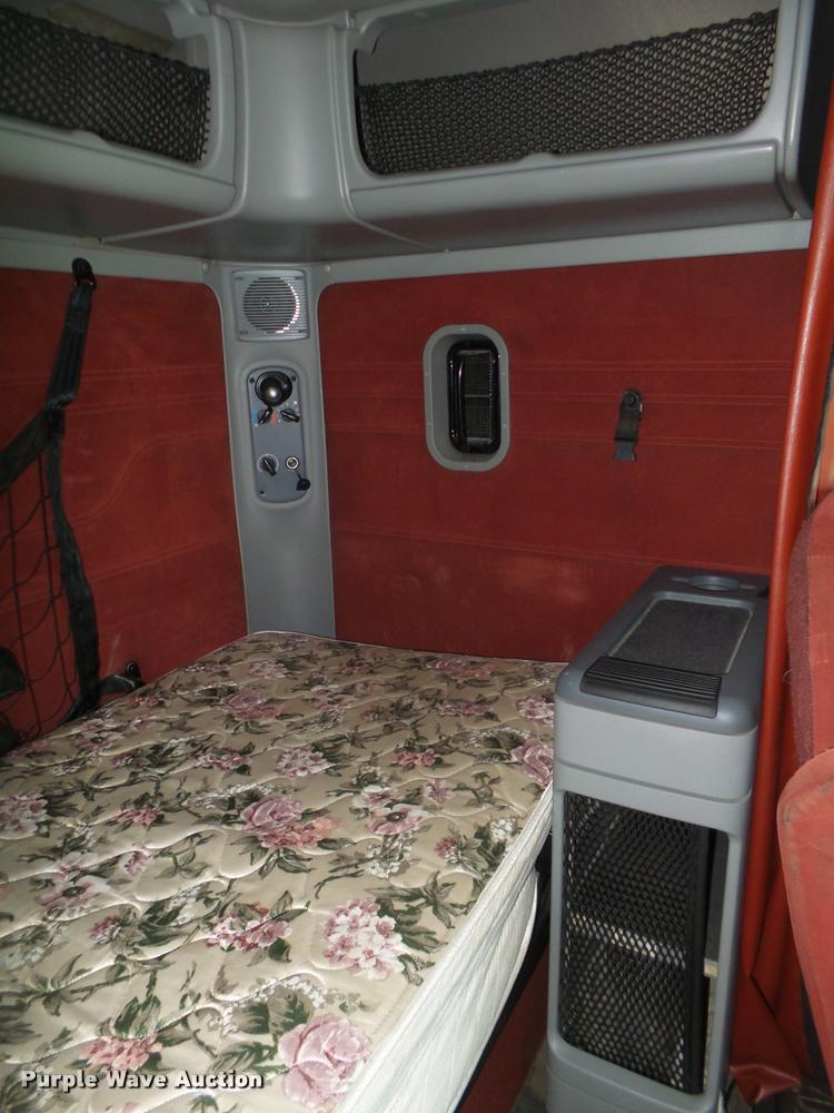 image for item DA0668 2006 Freightliner Columbia CL120 semi truck