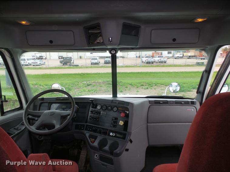 image for item DA0668 2006 Freightliner Columbia CL120 semi truck