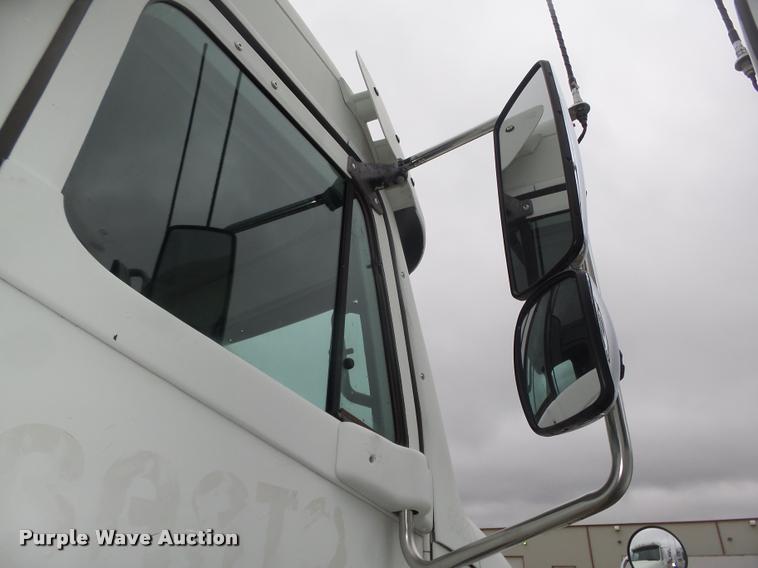 image for item DA0668 2006 Freightliner Columbia CL120 semi truck