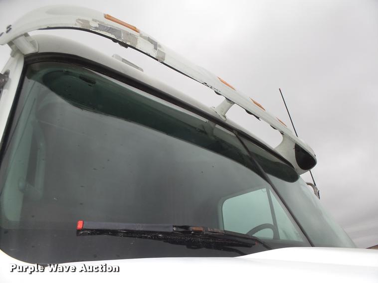 image for item DA0668 2006 Freightliner Columbia CL120 semi truck