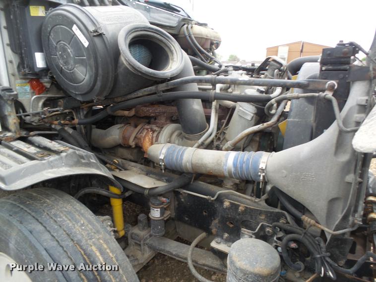 image for item DA0668 2006 Freightliner Columbia CL120 semi truck