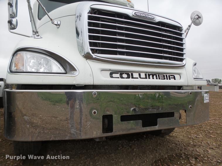 image for item DA0668 2006 Freightliner Columbia CL120 semi truck