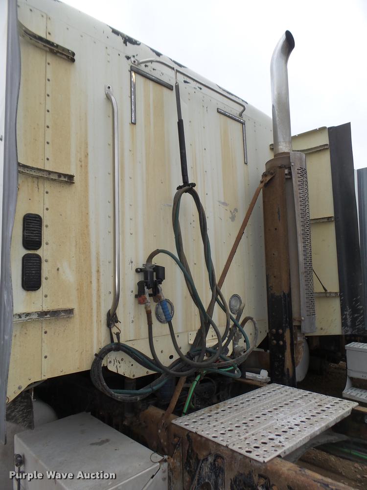 image for item DA0668 2006 Freightliner Columbia CL120 semi truck