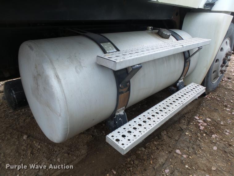 image for item DA0668 2006 Freightliner Columbia CL120 semi truck