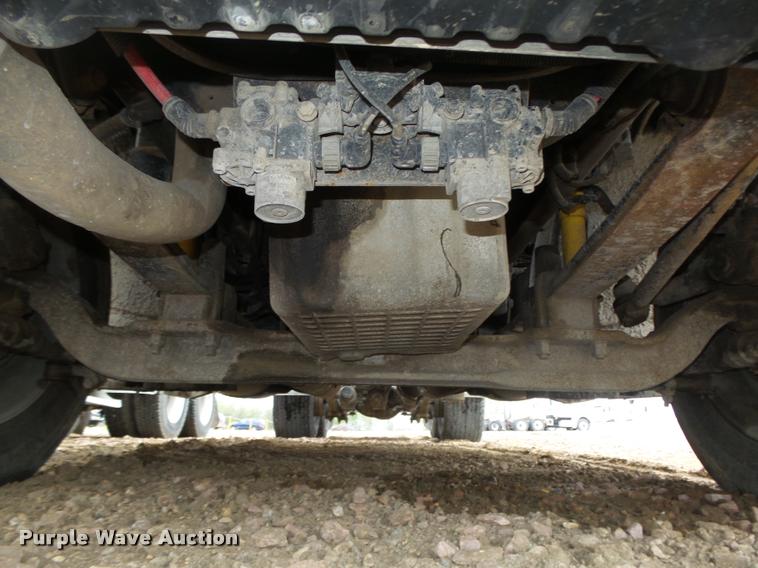 image for item DA0668 2006 Freightliner Columbia CL120 semi truck