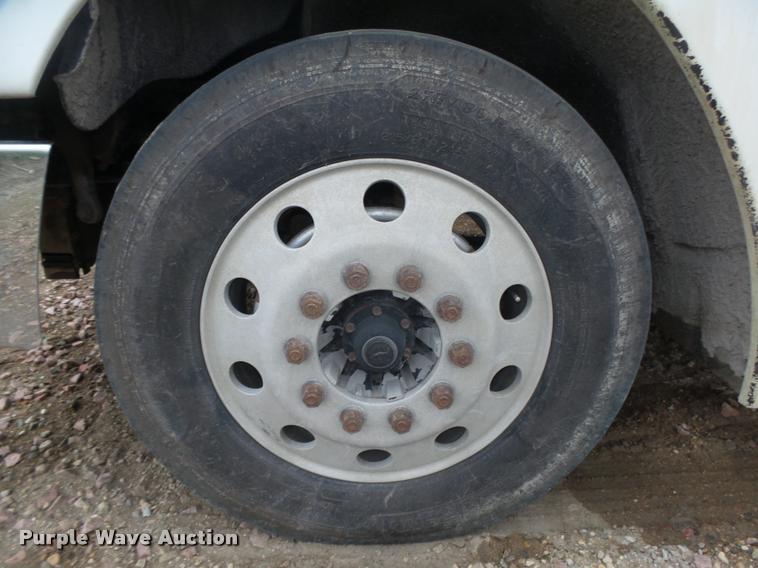 image for item DA0668 2006 Freightliner Columbia CL120 semi truck