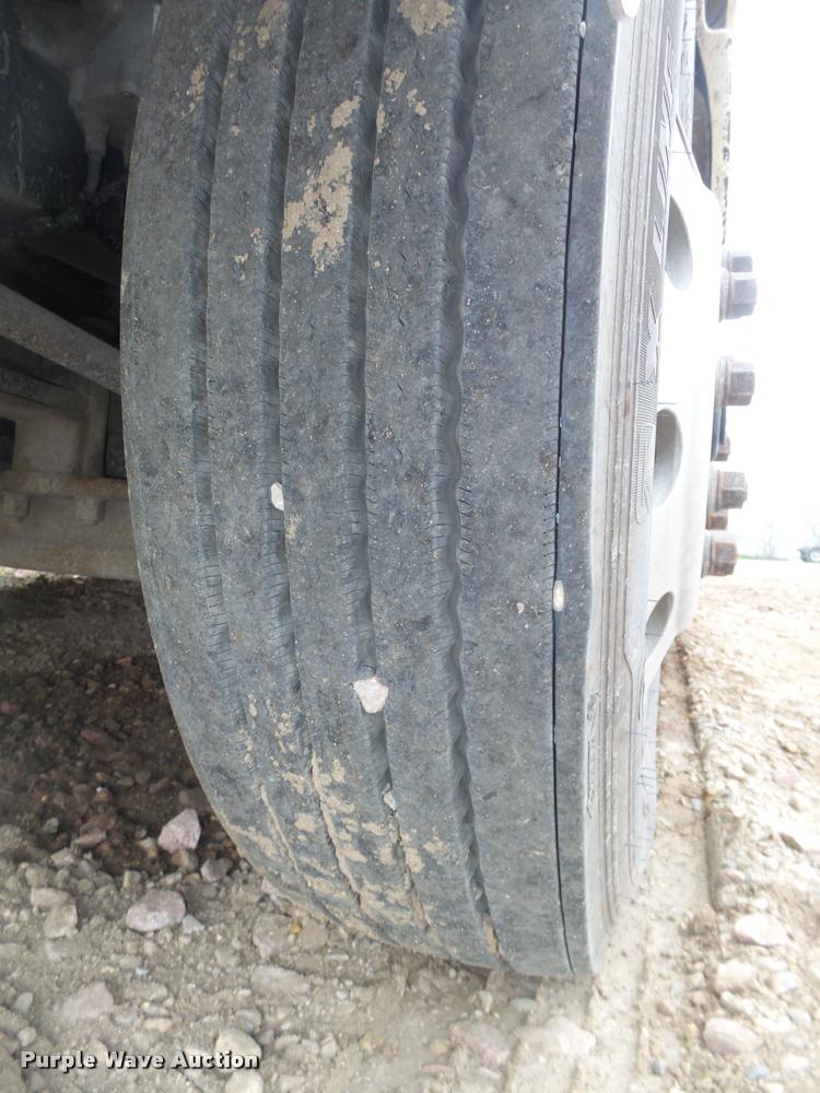 image for item DA0668 2006 Freightliner Columbia CL120 semi truck