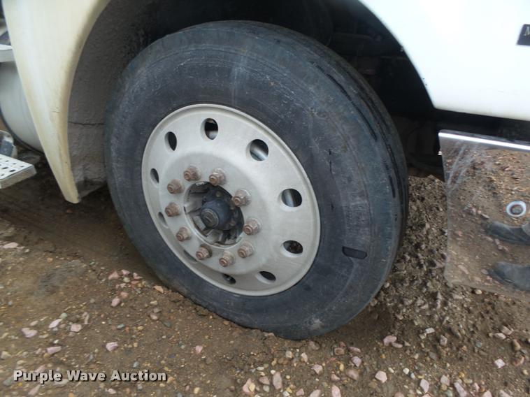 image for item DA0668 2006 Freightliner Columbia CL120 semi truck