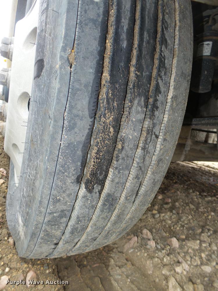 image for item DA0668 2006 Freightliner Columbia CL120 semi truck