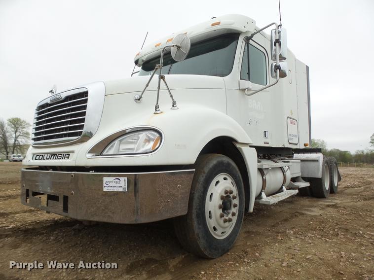 image for item DA0669 2005 Freightliner Columbia CL120 semi truck