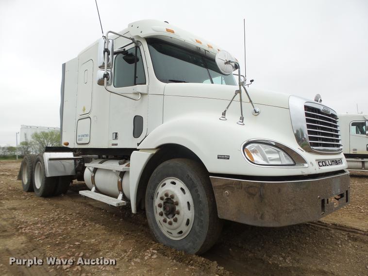 image for item DA0669 2005 Freightliner Columbia CL120 semi truck