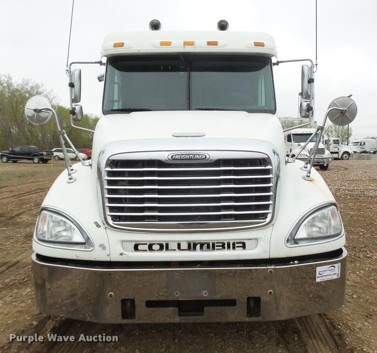 image for item DA0669 2005 Freightliner Columbia CL120 semi truck
