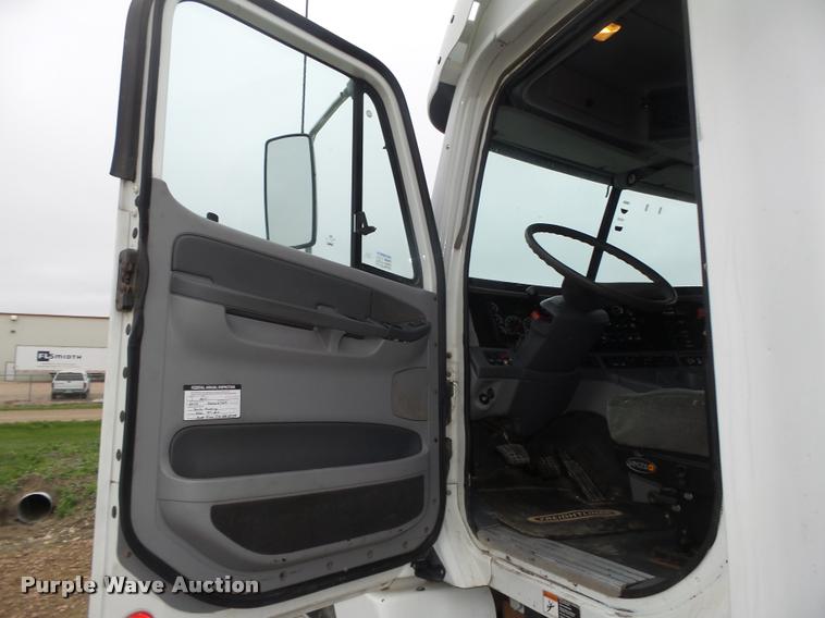 image for item DA0669 2005 Freightliner Columbia CL120 semi truck