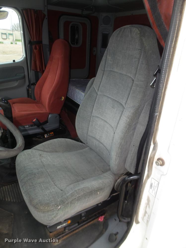 image for item DA0669 2005 Freightliner Columbia CL120 semi truck