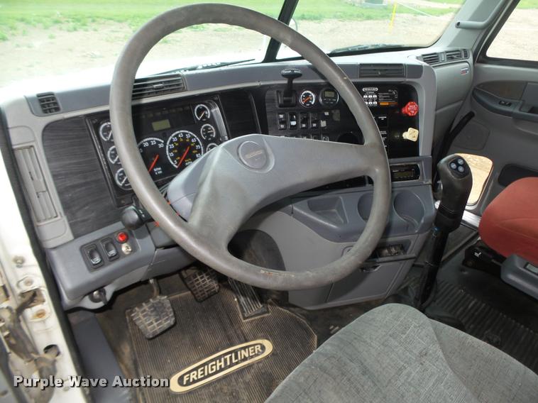 image for item DA0669 2005 Freightliner Columbia CL120 semi truck