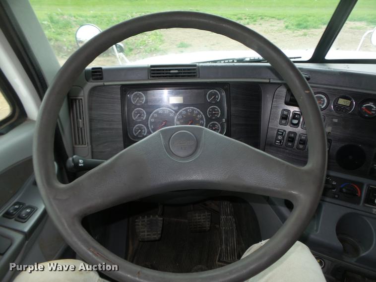 image for item DA0669 2005 Freightliner Columbia CL120 semi truck