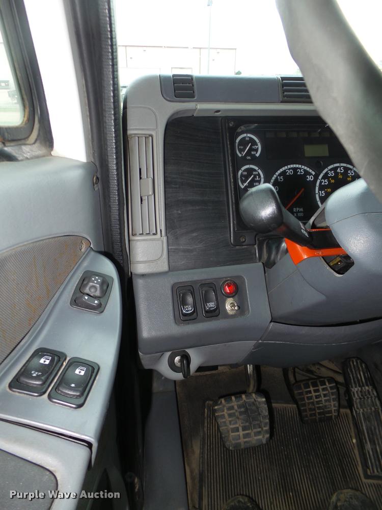 image for item DA0669 2005 Freightliner Columbia CL120 semi truck