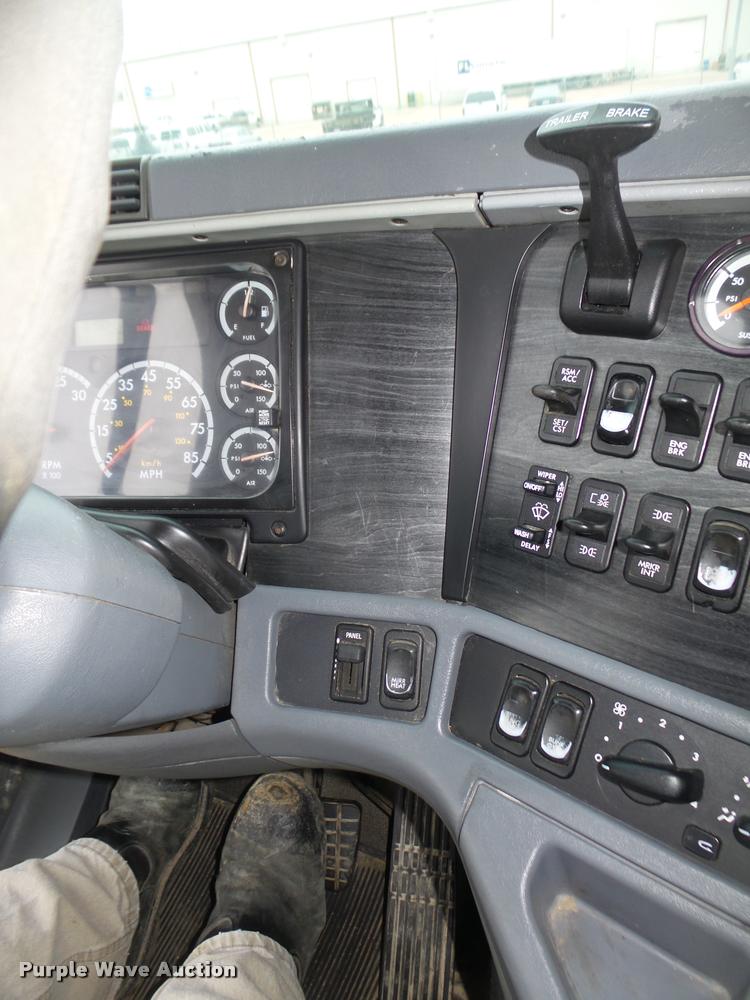 image for item DA0669 2005 Freightliner Columbia CL120 semi truck