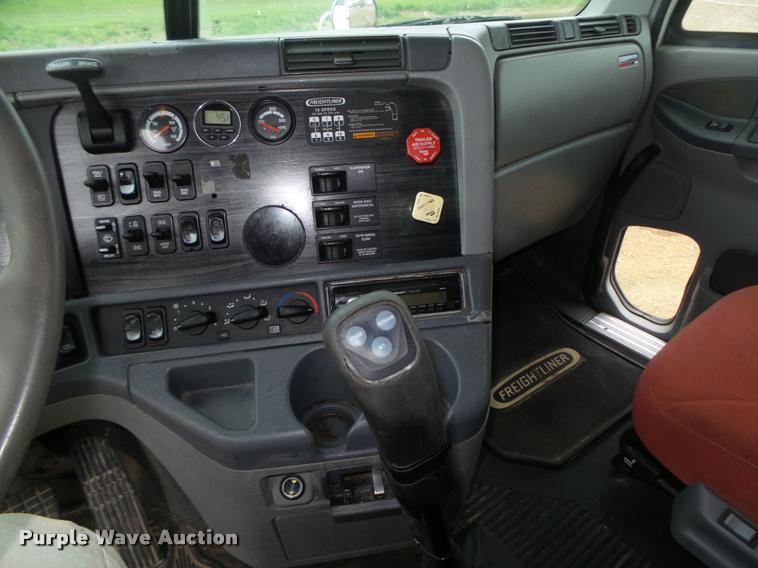 image for item DA0669 2005 Freightliner Columbia CL120 semi truck