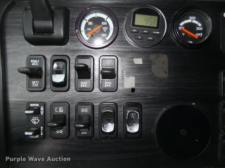 image for item DA0669 2005 Freightliner Columbia CL120 semi truck