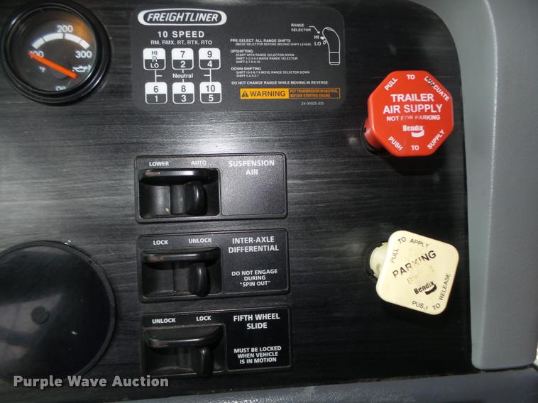 image for item DA0669 2005 Freightliner Columbia CL120 semi truck