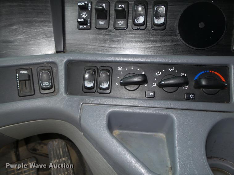 image for item DA0669 2005 Freightliner Columbia CL120 semi truck