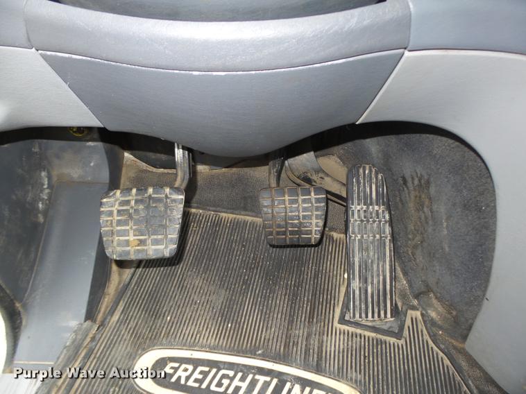 image for item DA0669 2005 Freightliner Columbia CL120 semi truck