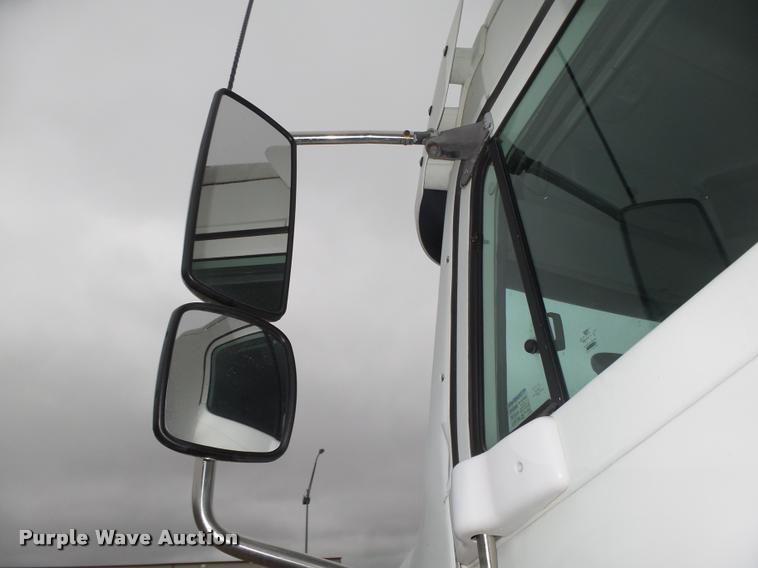 image for item DA0669 2005 Freightliner Columbia CL120 semi truck