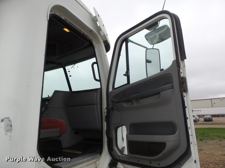 image for item DA0669 2005 Freightliner Columbia CL120 semi truck