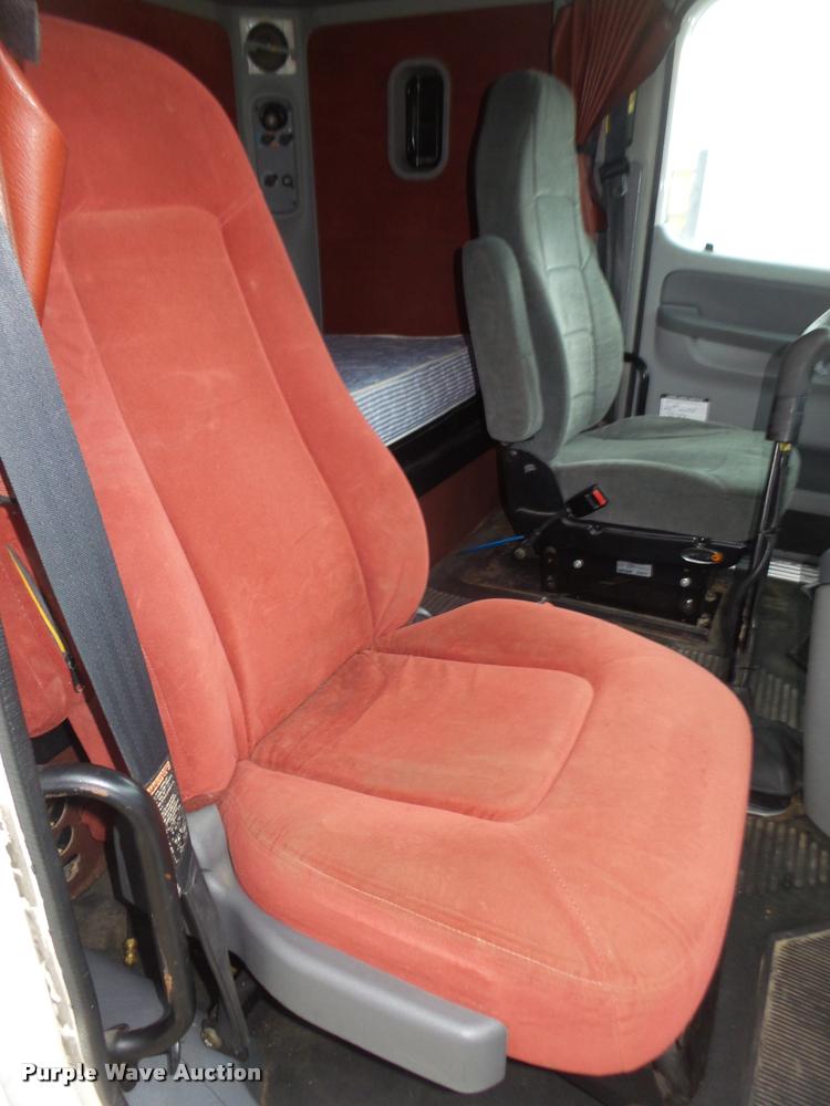 image for item DA0669 2005 Freightliner Columbia CL120 semi truck