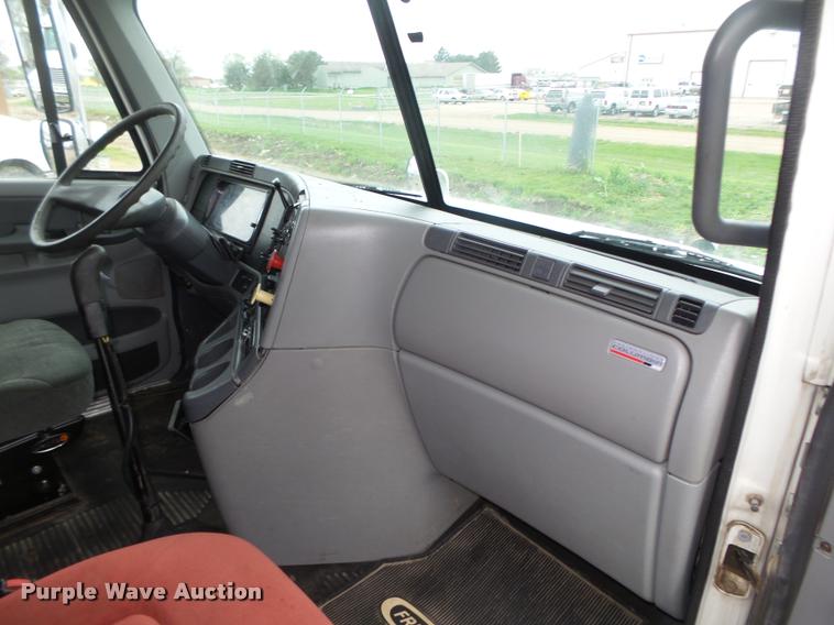 image for item DA0669 2005 Freightliner Columbia CL120 semi truck