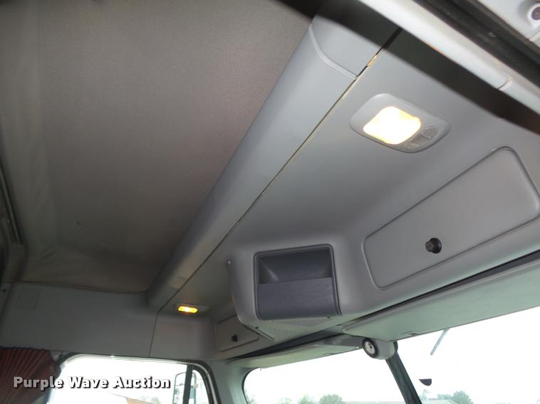 image for item DA0669 2005 Freightliner Columbia CL120 semi truck