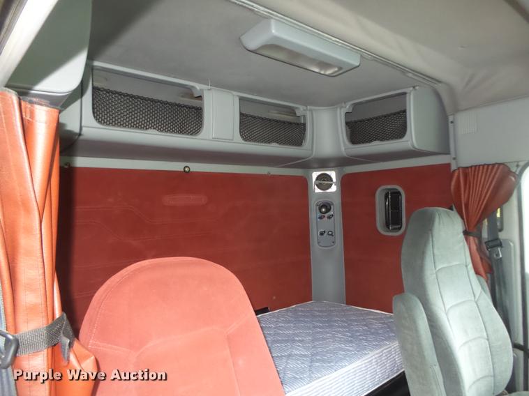 image for item DA0669 2005 Freightliner Columbia CL120 semi truck