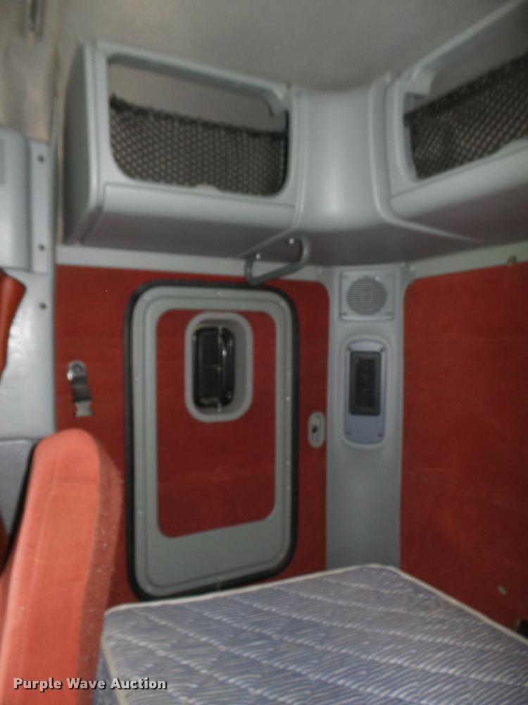 image for item DA0669 2005 Freightliner Columbia CL120 semi truck