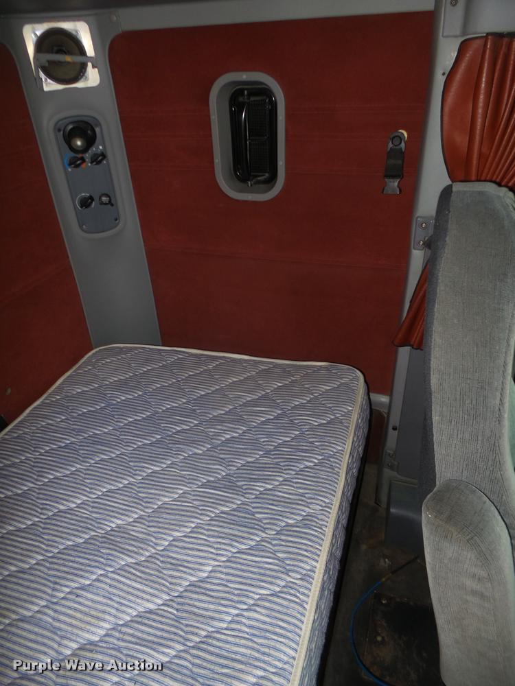 image for item DA0669 2005 Freightliner Columbia CL120 semi truck