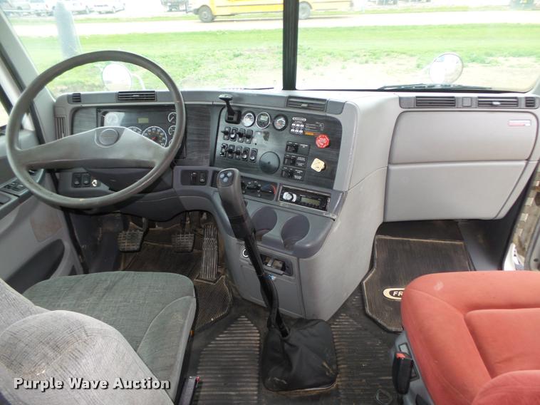 image for item DA0669 2005 Freightliner Columbia CL120 semi truck