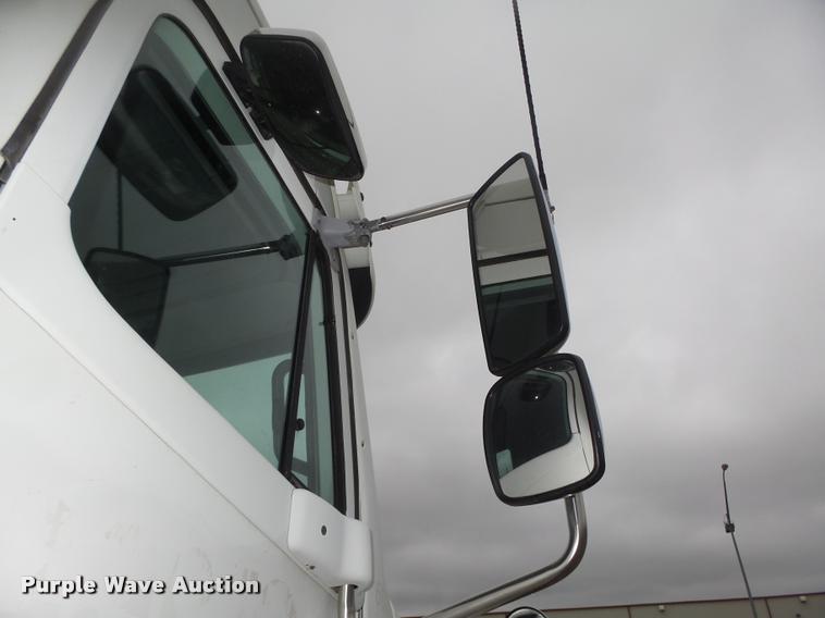 image for item DA0669 2005 Freightliner Columbia CL120 semi truck