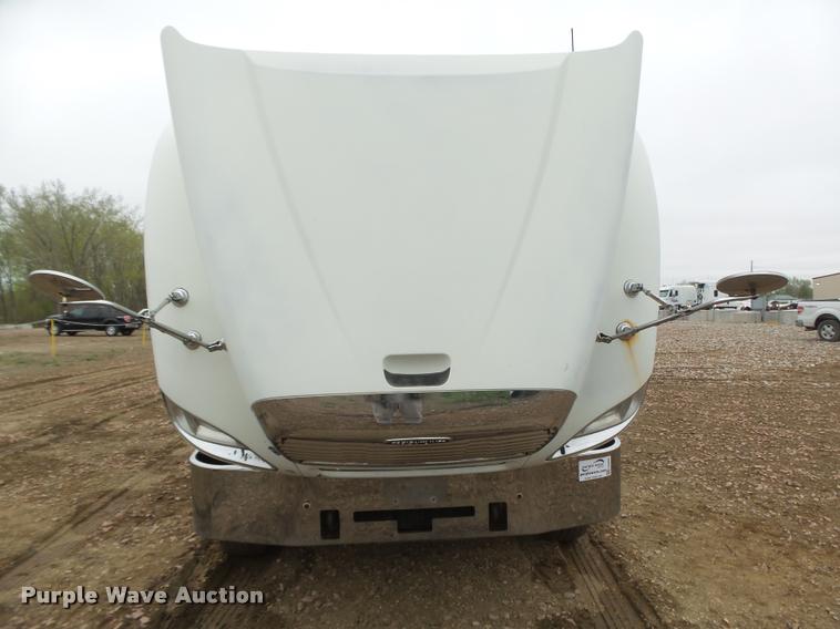 image for item DA0669 2005 Freightliner Columbia CL120 semi truck