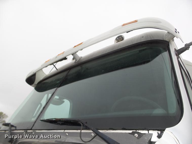 image for item DA0669 2005 Freightliner Columbia CL120 semi truck