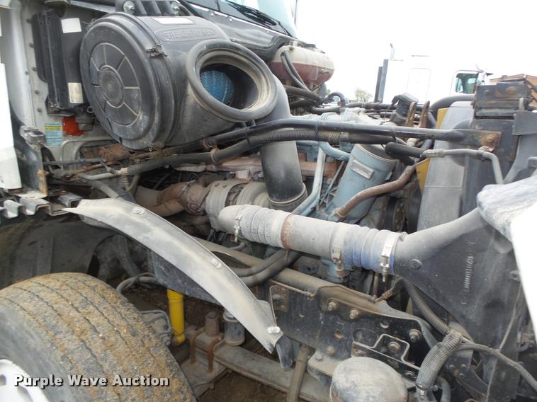 image for item DA0669 2005 Freightliner Columbia CL120 semi truck