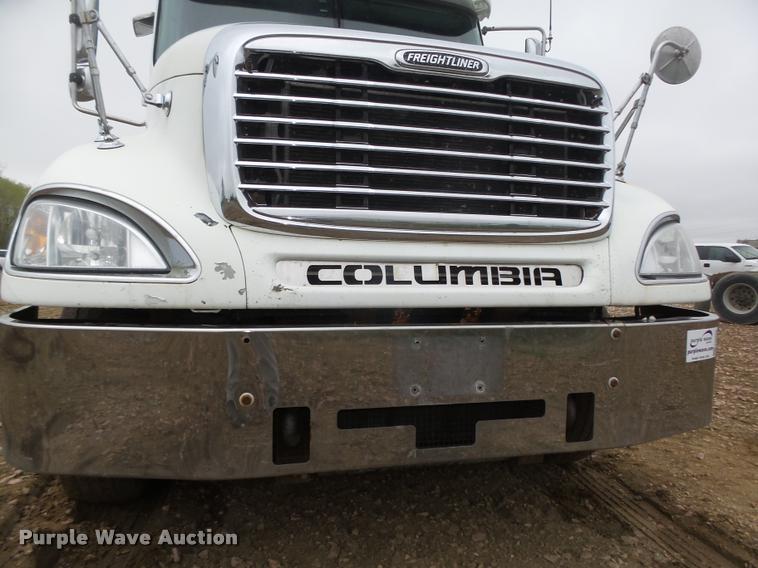 image for item DA0669 2005 Freightliner Columbia CL120 semi truck