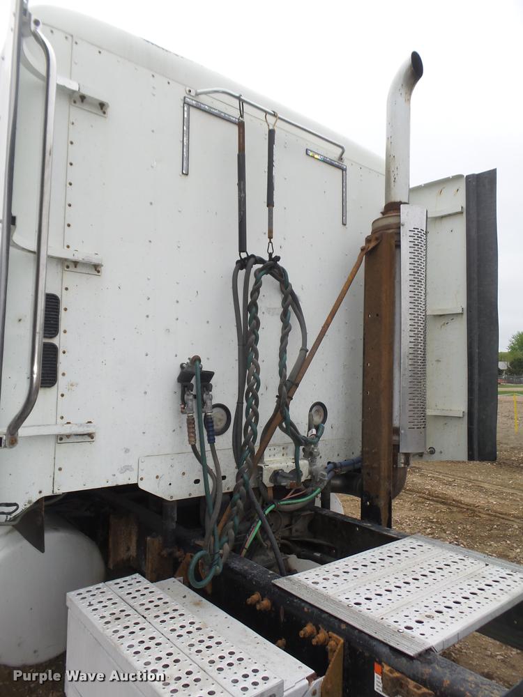 image for item DA0669 2005 Freightliner Columbia CL120 semi truck