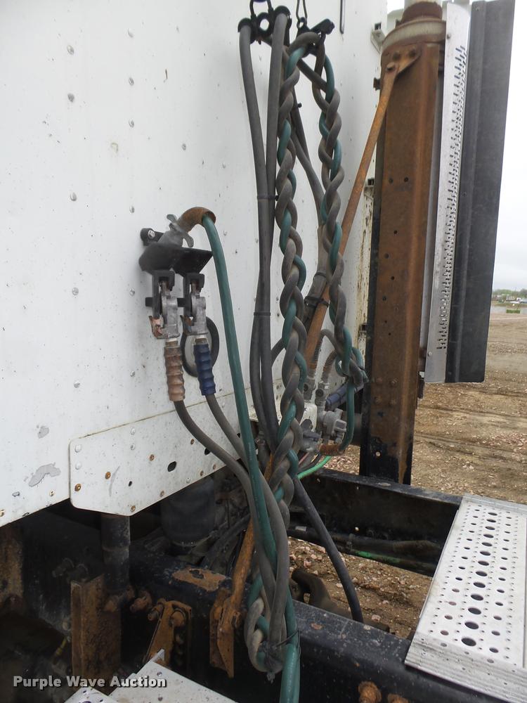 image for item DA0669 2005 Freightliner Columbia CL120 semi truck