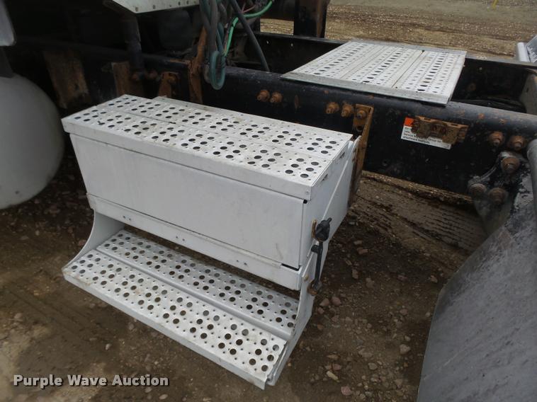 image for item DA0669 2005 Freightliner Columbia CL120 semi truck