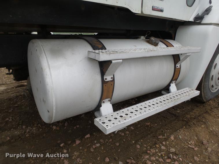 image for item DA0669 2005 Freightliner Columbia CL120 semi truck