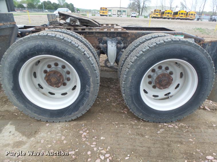 image for item DA0669 2005 Freightliner Columbia CL120 semi truck