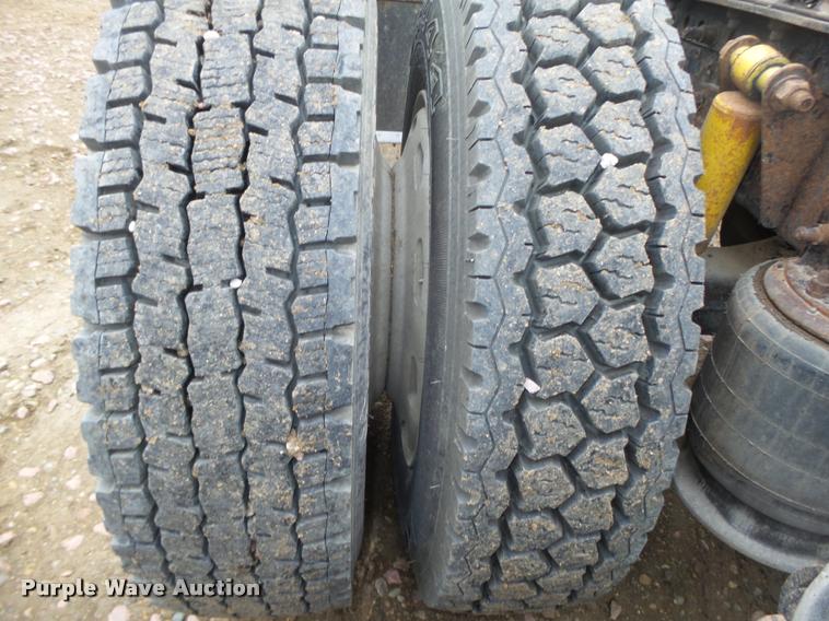 image for item DA0669 2005 Freightliner Columbia CL120 semi truck